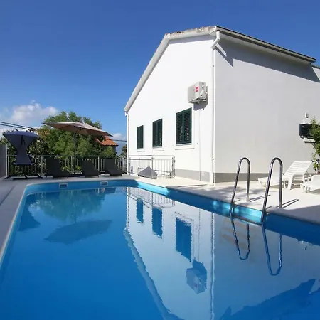 Luxury House With Pool Prázdninový dům *