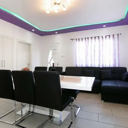 Semesterbostad Luxury House With Pool