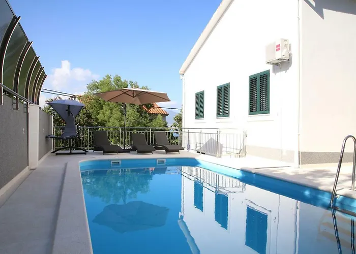 Semesterbostad Luxury House With Pool