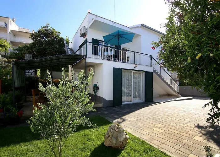 Luxury House With Pool トロギール