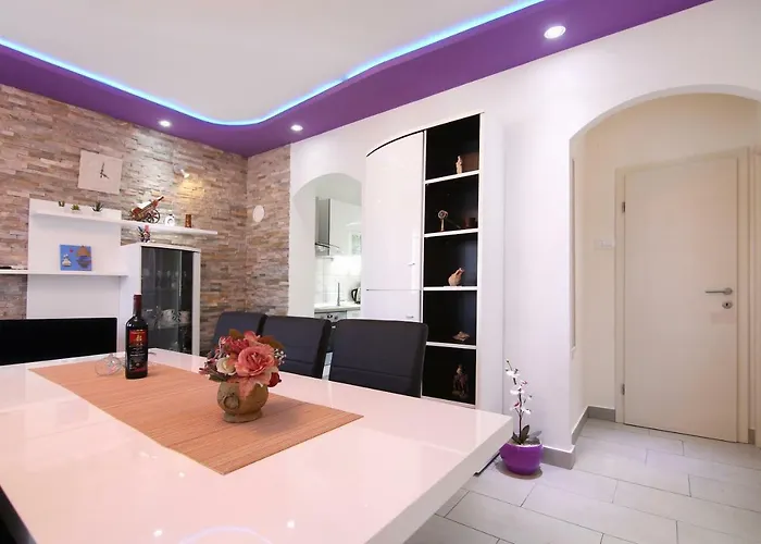 Luxury House With Pool Hébergement de vacances