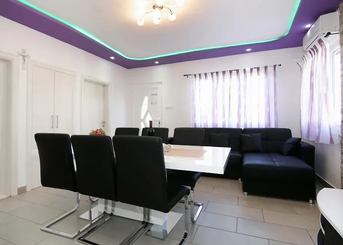 Hébergement de vacances Luxury House With Pool