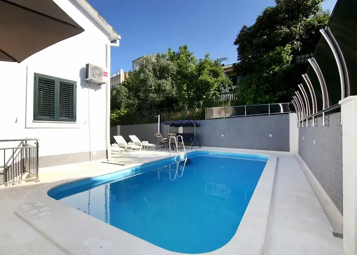 Luxury House With Pool Τρογκίρ