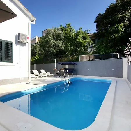 Luxury House With Pool טרוגיר
